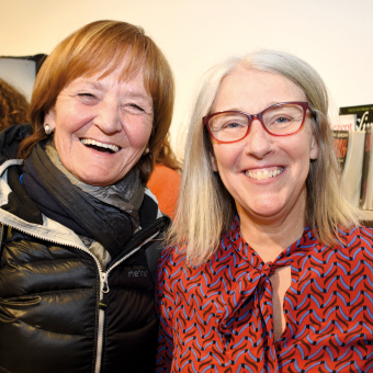 Martha Stocker gratuliert Sabine Eccel.