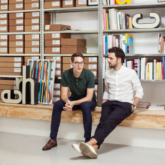 Thomas Kronbichler, 34,  und Martin Kerschbaumer, 31, sind die Gründer von Studio Mut, einem der einflussreichsten ­Grafikdesignstudios Italiens.