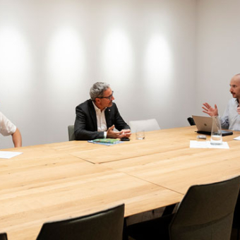 Hospitant Matthias Schwarz (rechts) hat Afi-Präsident Stefan Perini und Landeshauptmann Arno Kompatscher zum Streitgespräch gebeten. Ab Seite 30.