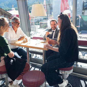 Hospitantin Paula Mittich, Kronplatz-Direktor Andreas Dorfmann, Stadtrat Hannes Niederkofler und ff-Redakteurin Silke Hinterwaldner (von links) an der Talstation, nebenan wird bald gebaut: Titelgeschichte ab Seite 34.