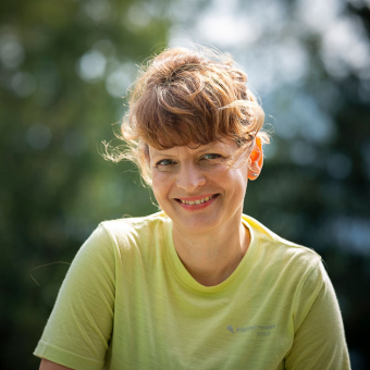 Die Journalistin Esther Kogelboom arbeitet für den Berliner Tagesspiegel und moderiert einen Podcast über Frauengesundheit. Sie lebt in Berlin – und so oft es geht in Südtirol.