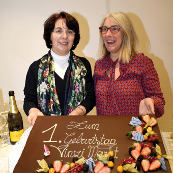 Vizeleiterin Anna Nussbaumer und Leiterin Sabine Eccel mit dem Geburtstagskuchen.
