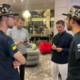 In Shanghai: Karl Hinterwaldner (Zweiter von rechts) hat die WorldSkills 2026 besucht – und hat dort unter anderem Maximilian von Ferrari (links) und Mattias Celandroni (rechts) getroffen. Auf Recherche war auch Rainer Hilpold vom
Tagblatt Dolomiten. Hinterwaldners Reportage „Mehr als nur dabei sein“ lesen
Sie ab Seite 16.